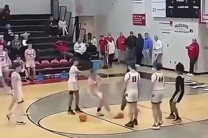 美国校园篮球赛发生冲突，一白人小伙被黑人小伙直接一拳KO！😳